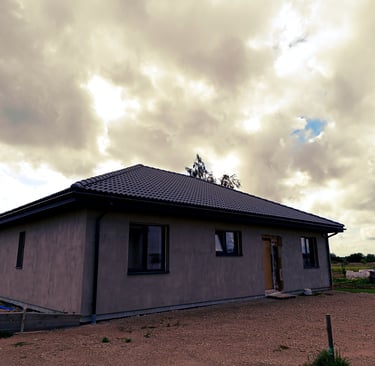 Baigtas statyti namas čerpinis stogas