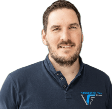 Portrait des Schreinermeisters von Holztechnik Volk, Ihrem lokalen Schreiner für maßgefertigte Möbel am Ammersee, Bayern.