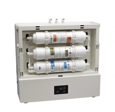 Purificador de agua con filtros en línea de tres etapas instalado en gabinete para uso doméstico