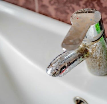 grifo con acumulación de cal e incrustaciones por agua dura