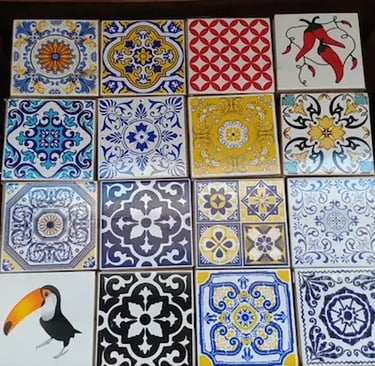 coleção de azulejos decorativos de cerâmica, com estampas variadas no estilo português e mediterrâneo