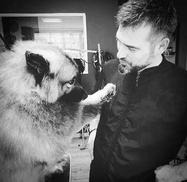 Jesús, profesor del curso de peluquería canina en Madrid, en la escuela Truka
