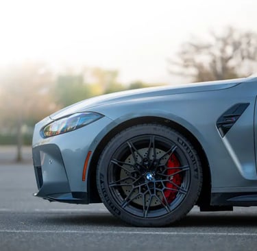 Projekt strony głównej i ścieżki zakupowej dla salonu aut premium R-Cars, UX Design w segmencie lux