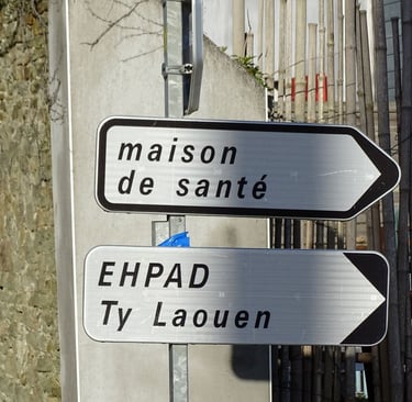 Panneaux de signalisation directionnels pointant vers une Maison de Santé et l'EHPAD Ty Laouen