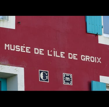 Le mur extérieur rouge du musée de l'Île de Groix, culture et patrimoine