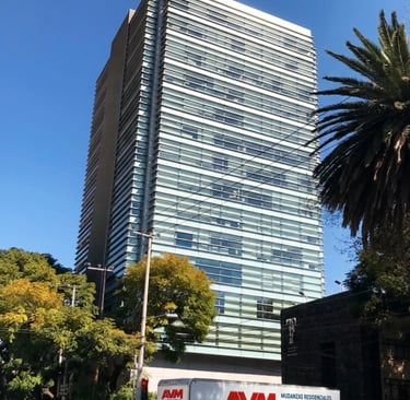 Camión de AVM Mudanzas realizando mudanza de oficinas corporativas  en CDMX 