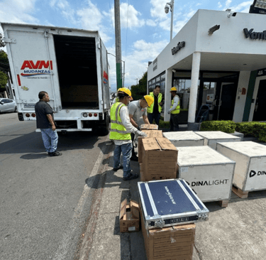 Personal de AVM Mudanzas carga equipo de DINALIGHT para logística de CDMX a Cuernavaca.