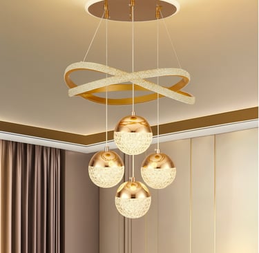 Lustre moderno com esferas de cristal e aro em LED dourado pendurado no teto de um ambiente elegante