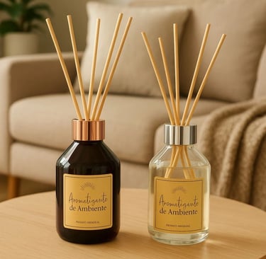 Difusores de ambiente elegantes em tons neutros sobre mesa de madeira em sala aconchegante.