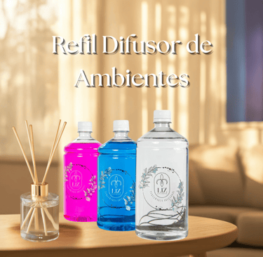 Refil de aromatizante de ambiente com frascos coloridos em mesa de madeira em sala aconchegante.