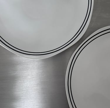 modernist lėkštė su dviem juodom juostelėm