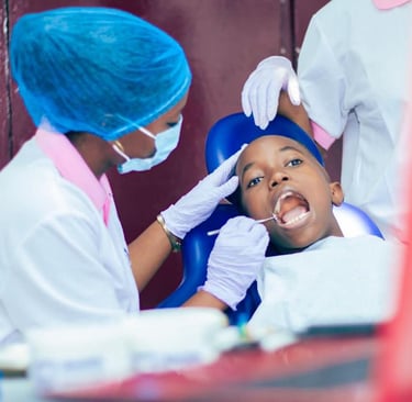 Dentiste pédiatrique effectue un examen dentaire sur jeune garçon dans un cabinet dentaire à bastos