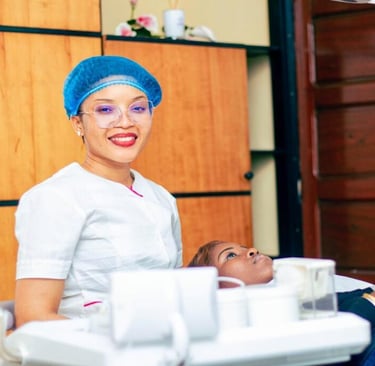 Une dentiste prodigue des soins dentaires à un patient au cabinet dentaire de Yaoundé hippodrome