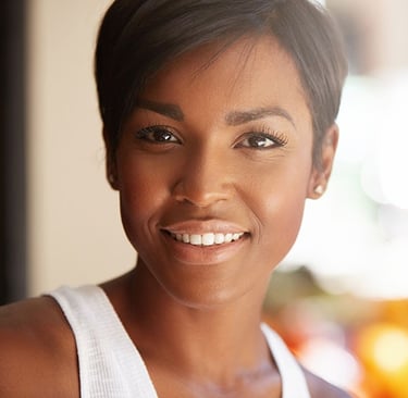 femme souriante après des soins dentaires chez dentist237 à Yaoundé