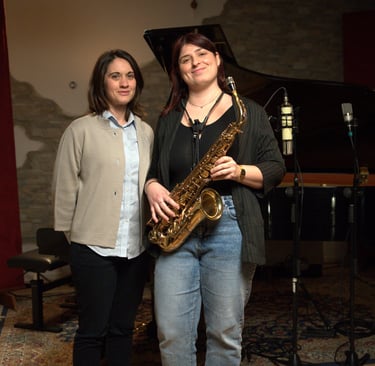 silvia augelli monti e valentina darpetti all'avangarage per registrare pianoforte e sax