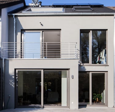 Modernes Wohnhaus mit Solaranlage nach der Umsetzung des Sanierungsfahrplan.