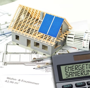 Modellhaus mit Dachkonstruktion auf Bauplänen zur energetischen Sanierung
