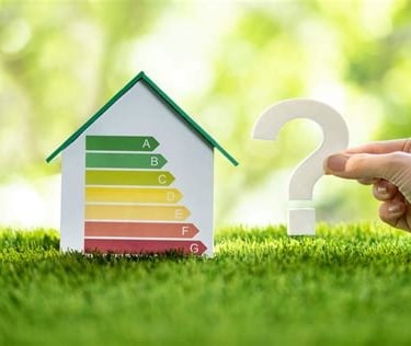 „Energieberater führt eine Vor‑Ort‑Analyse am Wohngebäude durch, energetischen Zustand des Hauses 
