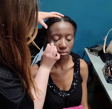 maquillando en el desfile de artesania de Murcia