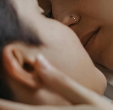 Gros plan sur deux femmes sur le point d'échanger un baiser.