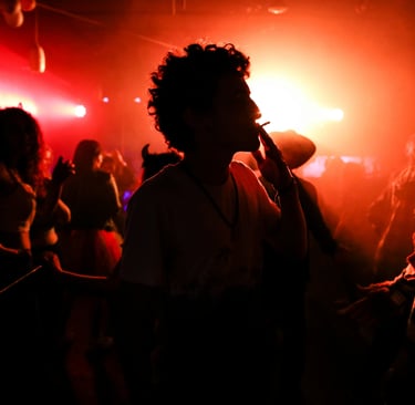 Silhouette de femme dans une soirée aux lumières colorées, ambiance nocturne et sensuelle