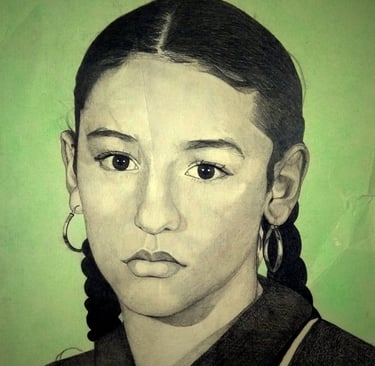 Retrato realista a grafito de mujer con trenzas, mirada expresiva y aretes de argolla