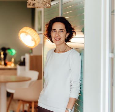 Maître Virginie Lombardot devant son cabinet.