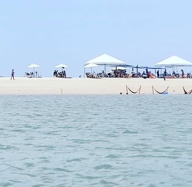Passeio de lancha chegando na Ilha dos Namorados