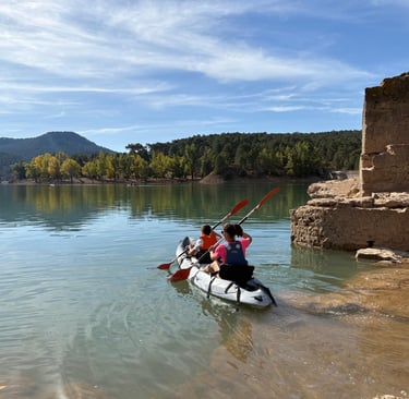 Grupo de piraguas iniciando la actividad en el embalse de la Toba con un precioso paisaje de la Serr