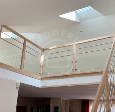 Vide mezzanine sur salle à manger avec rambarde bois,métal et vitrage bas