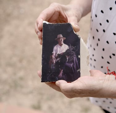 mi madre sostiene a mi padre. arte conceptual