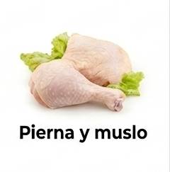 Pierna y muslo de pollo crudos y frescos sobre hojas de lechuga verde, aislados sobre fondo blanco