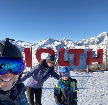 family in la thuile skiing