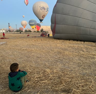 child watching balloons in cappodcia turkey