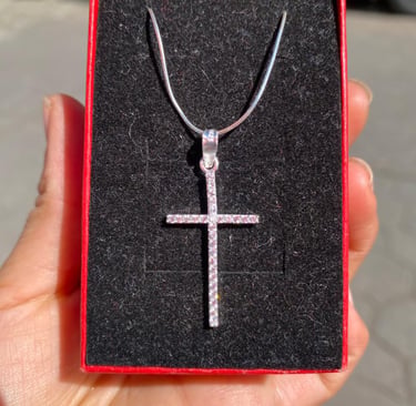 Cruz delgada con zirconia hecha de plata 925