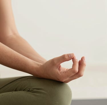 eine Hand im Chin Mudra auf einem Knie