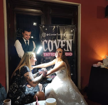 novia tatuandose en su boda stand de tatuajes