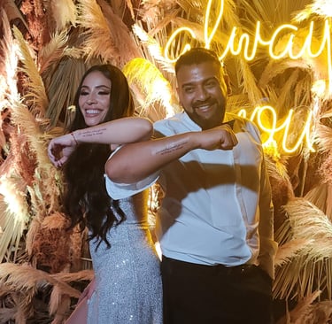 Tatuajes en vivo para bodas, cumpleaños y eventos – tatuador invitados haciendo diseños reales 