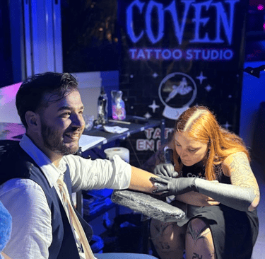 novio tatuandose en su boda