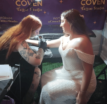 novia tatuandose en su boda