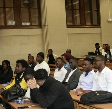 Étudiants assistant à la conférence AFRICANA 2024 dans un amphithéâtre de la Sorbonne