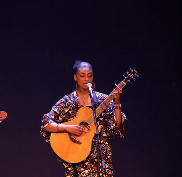 Guitariste chanteuse Orchestre FEAC Gala étudiants Afrique 2026