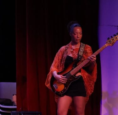Bassiste Orchestre FEAC Gala étudiants Afrique 2026