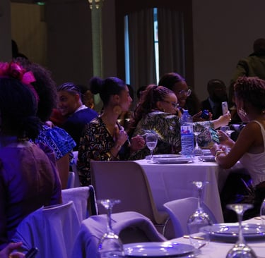 Étudiants attablés repas Gala étudiants Afrique FEAC 202