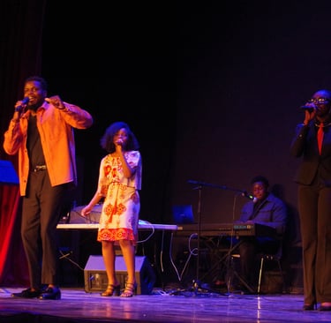 Artistes chanteurs sur scène Gala étudiants Afrique FEAC 2026