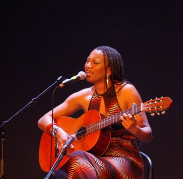 Chanteuse guitare acoustique Orchestre FEAC Gala étudiants Afrique 2026