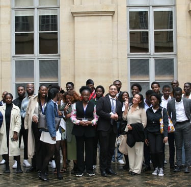 Photo de groupe des participants à AFRICANA 2024 devant l'Université Panthéon-Sorbonne
