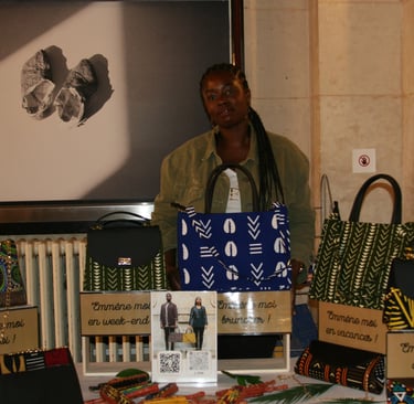  Stand d'artisanat africain avec sacs et accessoires en tissu wax lors d'AFRICANA 2024