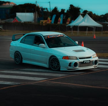 white mitsubishi evo 5 autocross