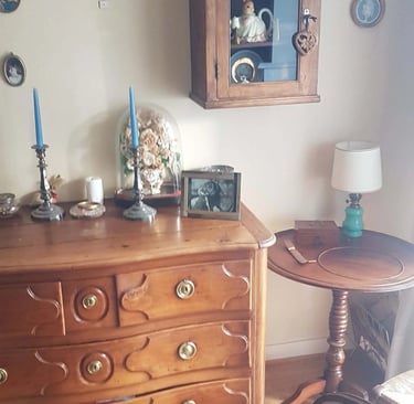 Brocante Lepeltier - Une commode avec un miroir et une horloge décorative.